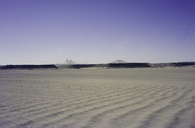 Le désert près d’Arlit, au Niger, avec une mine d’uranium et son terril à l’horizon, en 1985