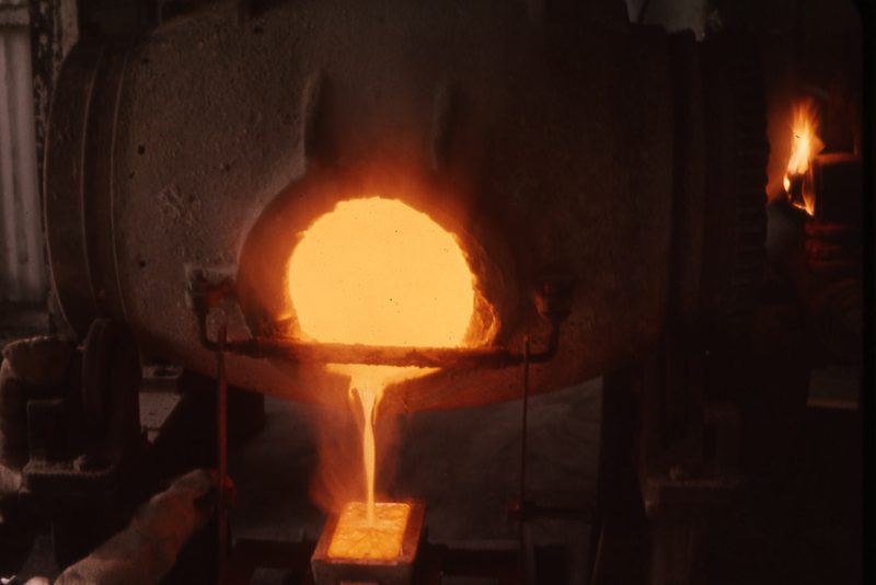 De l’or en fusion coulé d’un four dans une lingotière
