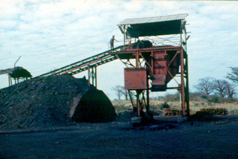 Une installation de chargement de charbon à Moatize, au Mozambique, en 1982