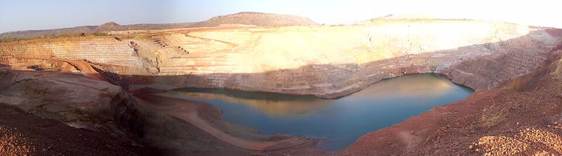 Une fosse inondée de la mine d’or de Sadiola, au Mali, en 2013