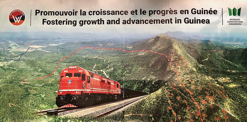 Un panneau du Winning Consortium pour le chemin de fer de Simandou, en Guinée, en 2024